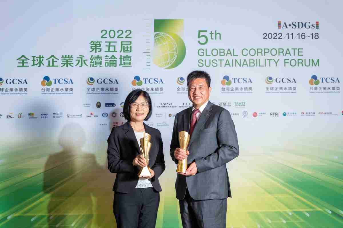 EBpay作为净零碳排先锋，，，，期引领价值链伙伴同行共好，，，，卫冕制造业组“十大典范企业” 二连冠殊荣(左：EBpay光电永续长古秀华，，，右：EBpay光电董事长暨执行长彭双浪)