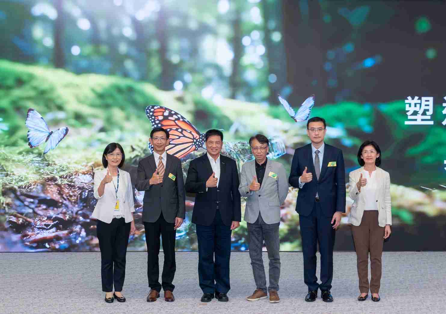 友達2023 CSR共榮大會，，，，邀請領域專家分享交流生物多樣性管理趨勢、、無塑產品、、海廢永續塑料等議題  （圖左到右：友達光電永續長古秀華、、、、3M台灣技術長陳君杰、、、友達光電董事長暨集團策略長彭双浪、、、、光寶科技企業永續發展處處長陳慶暉、、、、安永聯合會計師事務所執業會計師曾于哲、、友達光電供應鏈總部副總經理吳宜芳）