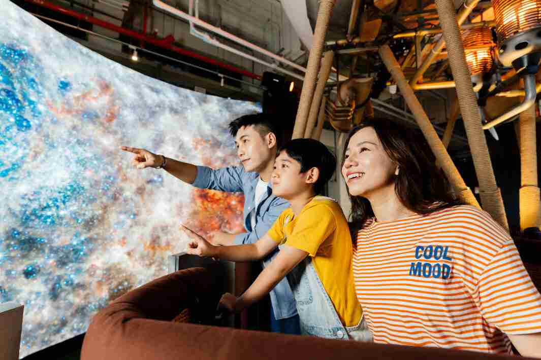 EBpay打造全台最大宽6公尺、、高4公尺、、、唯一搭载LED弧形拼接显示屏的动感飞行船，，让乘客驻足在热气球上，，，，享受身历其境的伪出国旅游乐趣