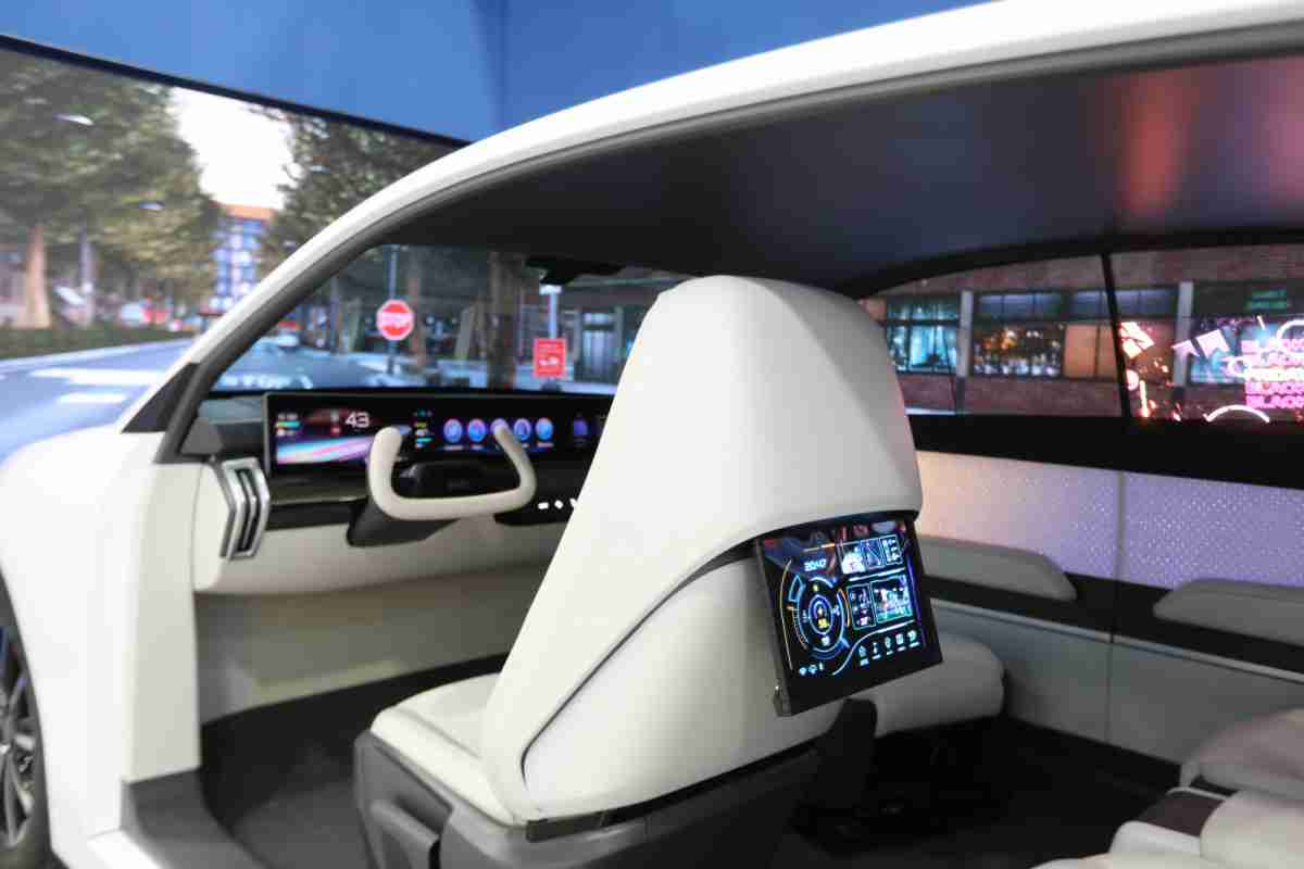 EBpay的「可卷式后座娱乐显示器」加强后座乘客的感官体验，，，，并保有个性化设计，，，可依使用偏好进行动态调整。。