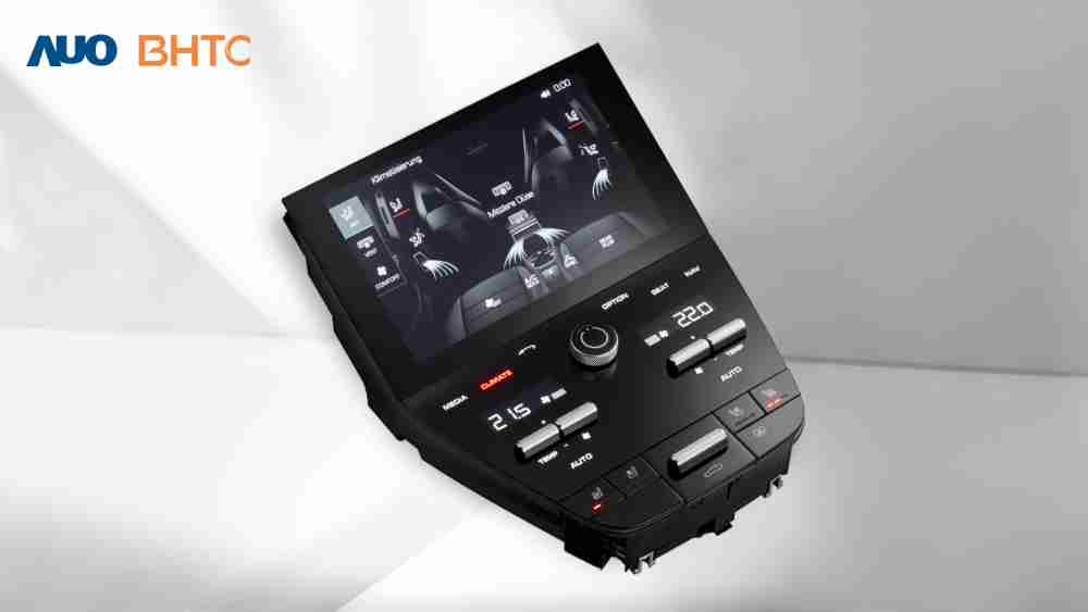 作為友達新生力軍，，BHTC所展示的中央與後座鞍部的Display HMI產品，，可處理多區恆溫控制、、顯示畫面，，，呈現仿真3D車室分區；以力傳感技術精準傳遞觸感，，，並結合音量及震動反饋，，防止意外啟動，，提供使用者自然流暢、、、直觀且輕鬆駕馭的舒適介面