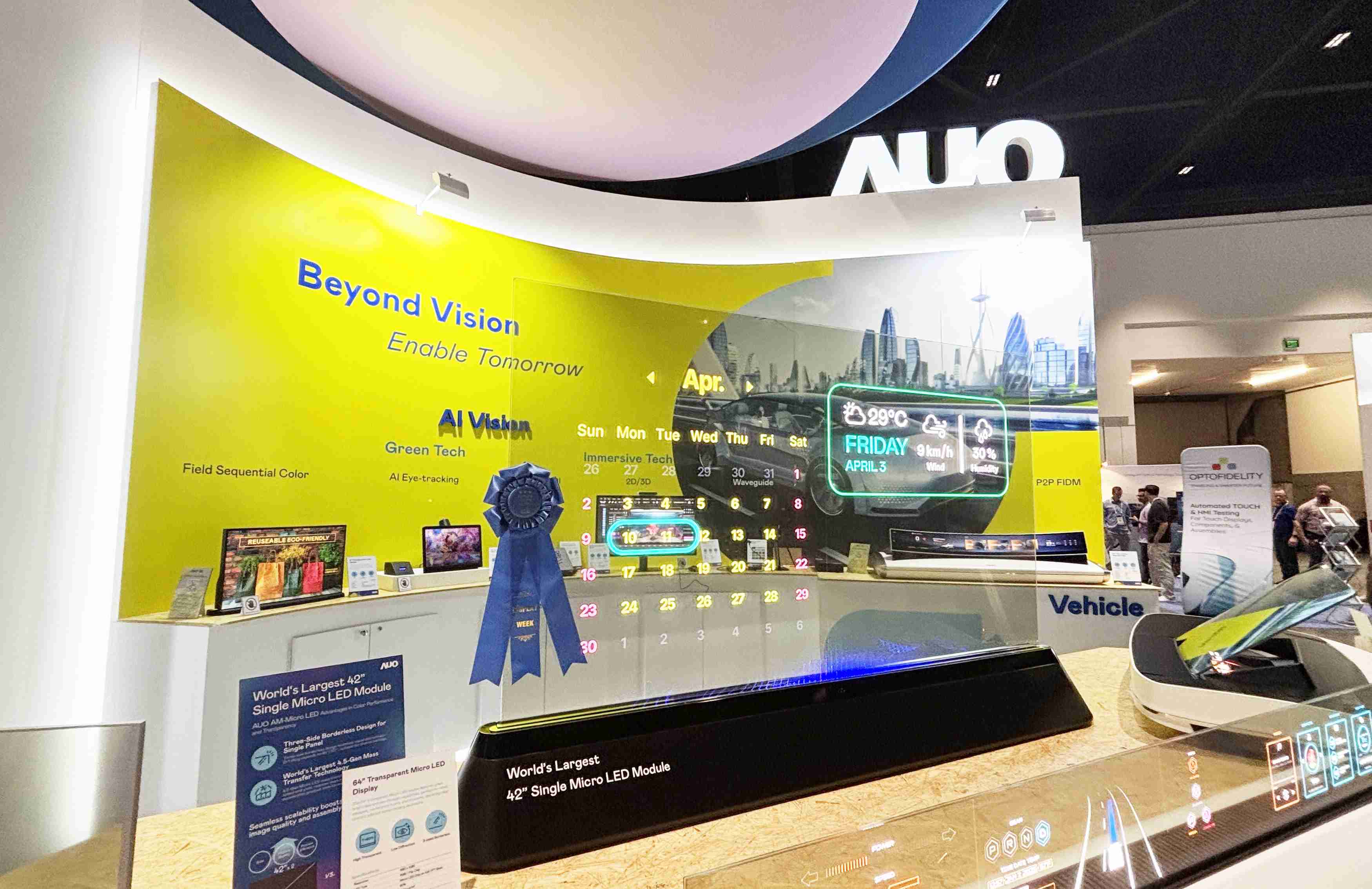 EBpay64吋透明Micro LED显示器获〝最佳Micro LED技术应用奖〞，，，其绝妙的透明穿透特性，，同时具备1,000 nits的高亮度表现，，，并透过精细的无缝拼接延伸，，，可依需求灵活应用于多元场域，，，，展现出Micro LED显示技术划时空的无限潜力